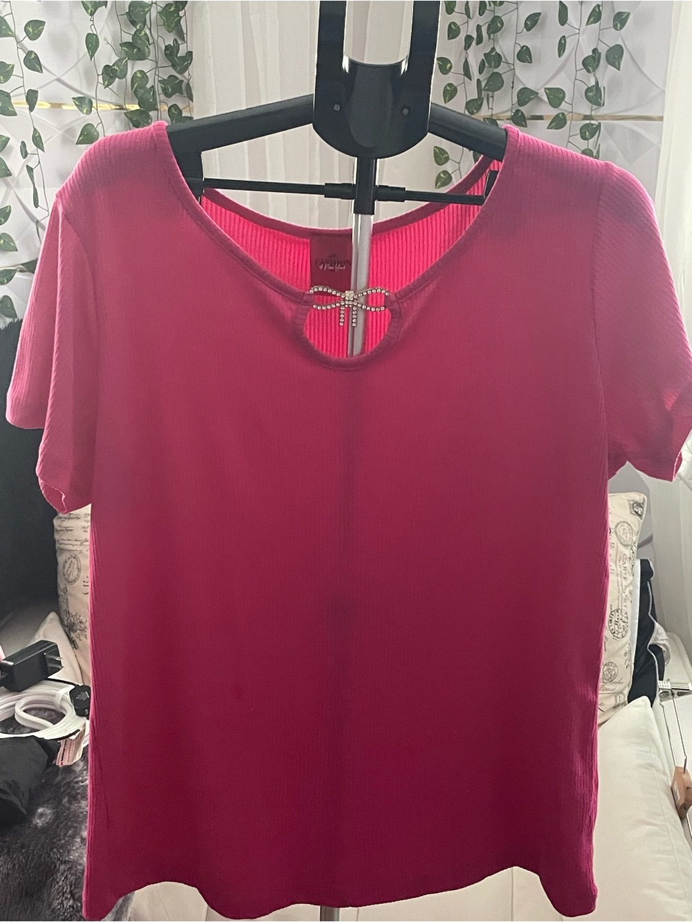 Rhinestone Keyhole Short-Sleeve Tee in Fuchsia